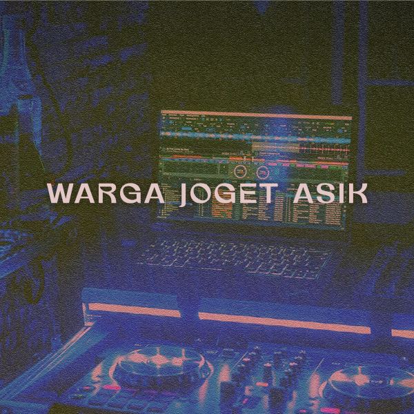 Warga Joget Asik